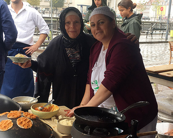 Kvinder fra Ishtar serverer mad
